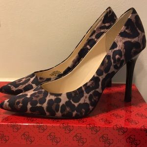 EUC Guess leopard print 4” pump